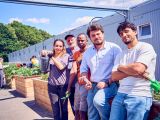In der Gemeinschaftsunterkunft „Auf der Heide“ pflegen Bewohnerinnen und Bewohner gemeinsam mit Unterstützenden die angelegten Hochbeete des Urban-Gardening-Projekts. Das Projekt fördert Begegnung, Teilhabe und den gemeinschaftlichen Austausch im Alltag. Foto: Dennis Yenmez / Stadt Bochum