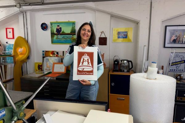 Die Künstlerin Kirsten Mikus nutzt die Currywurst als Symbol für Handwerk, für Alltag, für Gemeinschaft. Sie arbeitet mit Holzschnitten. Fotos: Kira Kosthorst