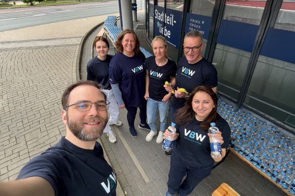 Die VBW war mit dem KundenCenter Süd eine von drei Wasserstationen. Insgesamt wurden vom Team 900 Wasserflaschen und 300 Bananen verteilt. Foto: Dominik Neugebauer, VBW
