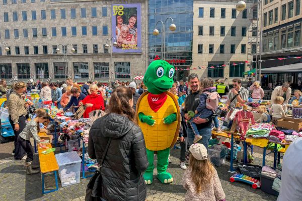 Erfolgreiche Premiere auf dem Dr.-Ruer-Platz: Zahlreiche Familien und junge Händler machten den 4. GWV-Kinderflohmarkt zu einem lebendigen Treffpunkt in der Bochumer Innenstadt. (Quelle: schüngelschwarz GmbH)