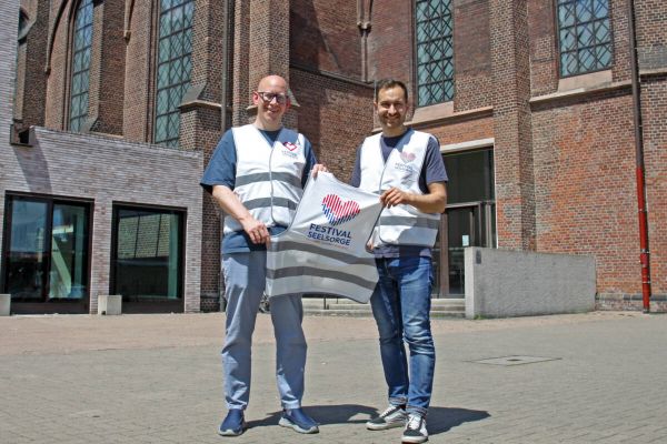 Während Bochum Total wird die Festivalseelsorge vor dem Musikforum haben. Michael Diek und Constantin Decker (v.l.) stellten das Angebot vor. Foto: EKVW