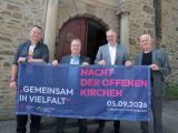 Vor der Pauluskirche Bochum stellten die Beteiligten die Kirchennacht 2026 vor, das Bild zeigt v.l.n.r. Pastor Tim Linder (ACK Bochum), Katholikenratsvorsitzender Christian Schnaubelt, Superintendent Dr. Gerald Hagmann (ev. Kirche Bochum) und Stadtdechant Propst Michael Ludwig (kath. Stadtkirche Bochum + Wattenscheid). Foto: Sebastian Sendlak / Bochum-Journal