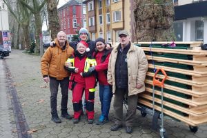 Ob beim Aufbau von Sitzbänken und Tischen oder bei der Pflege der Homepage, die Teammitglieder packen gemeinsam an. Foto: privat