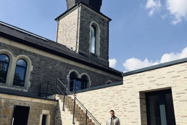 Die St. Nikolaus Kirche wurde erhalten. Der u-förmige Anbau fügt sich nahtlos an.