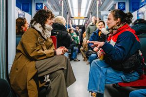 Handys weg und einfach drauflosquatschen, das hat bei Aktion in der U35 funktioniert. Foto: Fynn Graebe