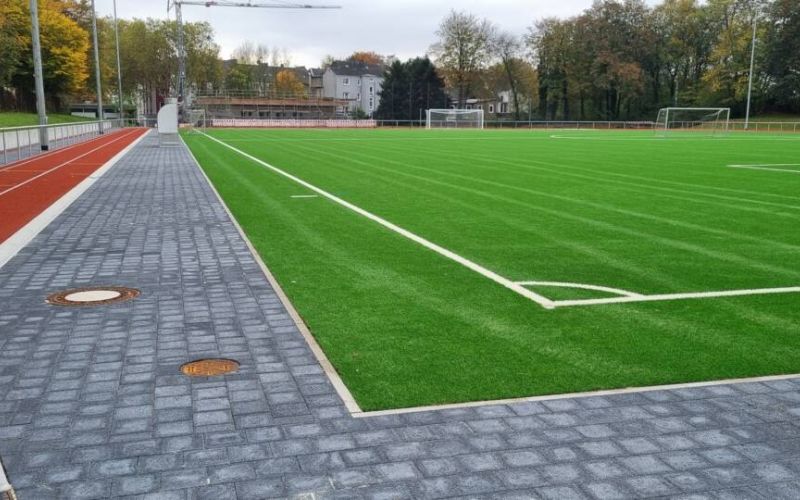 Der Ball rollt an der Heinrich-Gustav-Straße