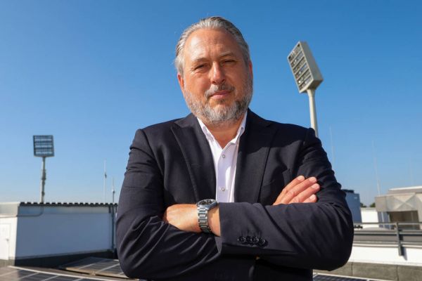 Hoch über den Dächern anne Castroper Straße: Ilja Kaenzig lenkt seit 2018 die Geschicke des VfL Bochum, seit dem Herbst 2025 wieder als alleiniger Geschäftsführer der Blau-Weißen. Foto: firo
