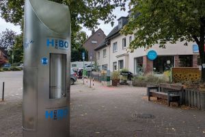 Im Kirchviertel an der Glücksburger Straße Ecke Brenscheder Straße können Bürgerinnen und Bürger in Bochum ab sofort ihre Flaschen mit frischem Trinkwasser füllen. Foto: STWBO