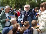 Die ehemalige Nationalspielerin und Europameisterin Petra Landers und Bezirksbürgermeister Henry Donner überreichten beim Kinderfußballwerbetag den Mannschaften die Medaillen, Urkunden und Pokale.