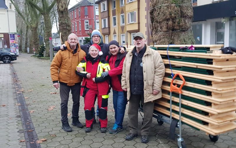 Ob beim Aufbau von Sitzbänken und Tischen oder bei der Pflege der Homepage, die Teammitglieder packen gemeinsam an. Foto: privat