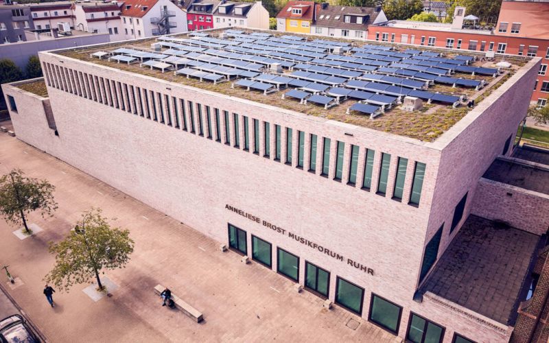 Rund 40 Prozent des Strombedarfs des Musikforums sollen mit der neuen Photovoltaikanlage gedeckt werden. Foto: Dennis Yenmez/Stadt Bochum