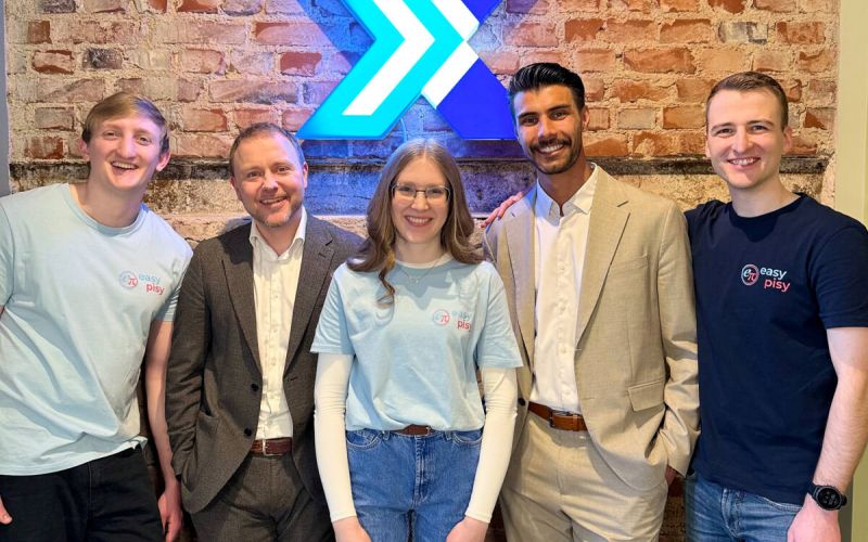 Das Team von easy pisy verlässt sich in Finanzfragen auf André Lehmitz (2. v. li.) und Jeffrey Malcherek (4. v. li.) von der Sparkasse Bochum. Foto: Sparkasse Bochum