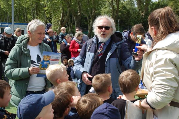 Die ehemalige Nationalspielerin und Europameisterin Petra Landers und Bezirksbürgermeister Henry Donner überreichten beim Kinderfußballwerbetag den Mannschaften die Medaillen, Urkunden und Pokale.