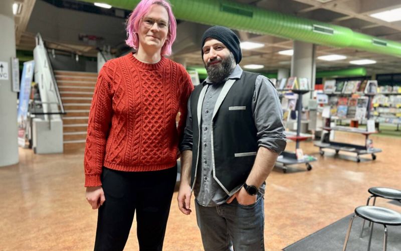 Kassandra Kienitz (Gründerin und CEO von Sepisight) und Technik-Experte Mustafa Eser des Bochumer IT-Beratungsunternehmens bringen beim KI-Dialog in der Zentralbücherei spannende Beispiele aus Alltag mit. Foto: Martin Lindner