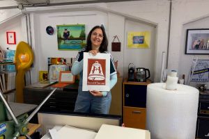 Die Künstlerin Kirsten Mikus nutzt die Currywurst als Symbol für Handwerk, für Alltag, für Gemeinschaft. Sie arbeitet mit Holzschnitten. Fotos: Kira Kosthorst