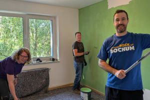 Im Bild: Christina Gerke, Bastian Wenks und Marc Vogel (v.l.n.r.) von den Stadtwerken haben beim Social Day ein Kickerzimmer für die Klienten des Evangelischen Johanneswerks gestrichen und eingerichtet. Foto: Stadtwerke