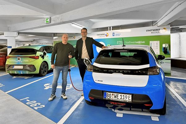 Foto: v.l.n.r.: Mark-André Mavromati (Parkhaus- und Objektleitung, Bochum Wirtschaftsentwicklung), Lukas Schöler (Projektleiter Elektromobilität, Stadtwerke Bochum). Foto: Bochum Wirtschaftsentwicklung