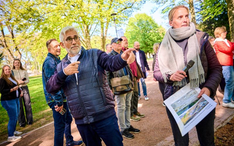 Bochums Oberbürgermeister Jörg Lukat führte eine Gruppe Bürgerinnen und Bürger durch den Stadtpark Bochum und zeigte den Fortschritt der Arbeiten. Foto: Stadt Bochum, DYenmez
