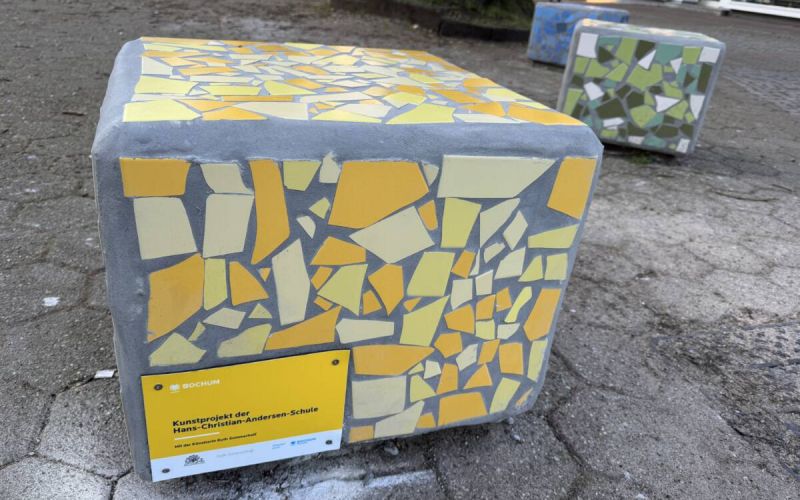 Grundschulkinder der Hans-Christian-Andersen-Schule haben gemeinsam mit einer Künstlerin die Mosaik-Poller entworfen und hergestellt