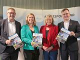 Traditioneller Höhepunkt beim Sommertreff: die Präsentation der Sportschau Bochum mit (v. li.) Frank Thiel, Sprecher der Geschäftsführung der Stadtwerke Bochum Holding GmbH, Katharina Lodde (Sparkasse Bochum), Gaby Schäfer (Vorstandsvorsitzende des Stadtsportbundes Bochum e. V.) und Marvin Umlauf (Sparkasse Bochum). Foto: Andreas Molatta