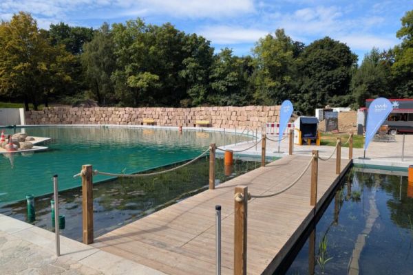 Das neue Mehrzweckschwimmbecken gehört zu den Attraktionen des Naturfreibads in Bochum-Linden. Foto: WasserWelten Bochum
