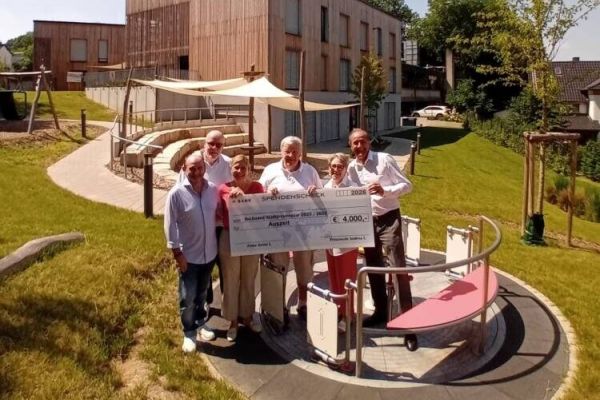 Das Bochumer Stadtprinzenpaar bei der Spendenübergabe an die Stiftung Auszeit. Zu sehen sind (v.l.n.r.) Heinz (Heinz I.) Voss, Ralf Blennemann, Andrea (Andrea I.) Busche, Jochen Grothkop, Heike Seidenstücker, Frank Korten. Jochen Grothkop, Ralf Blennemann, Heike Seidenstücker und Frank Korten sind Vorstandsmitglieder der Stiftung Auszeit. Foto: privat