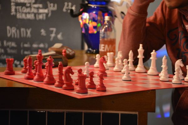 Beim „Bad at Chess Club“ ist jeder willkommen. Fotos: Arpi Grigoryan