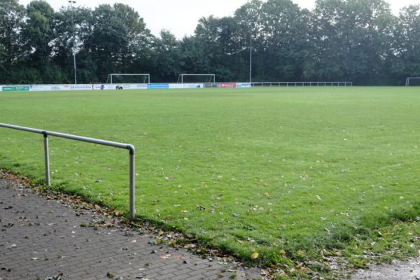 Im dritten Quartal soll es mit den Bauarbeiten losgehen: der Sportplatz am Hillerberg bekommt zwei Kunstarsenplätze und ein neues Funktionsgebäude mit Umkleiden, Duschen und Lagerräumen