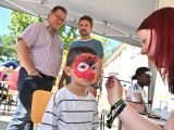Sozialamtsleiter Andreas Pamp und Bezirksbürgermeister Olaf Peters beim Sommerfest mit Spiel- und Schminkmöglichkeiten für Kinder in der Unterkunft an der Wohlfahrtstraße in Bochum. Fotos: Lutz Leitmann/Stadt Bochum