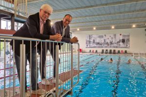 Die Bäder sind ein großes Thema in Bochum. Ratsmitglied Dr. Peter Reinirkens (li.) und Marcus Müller (Geschäftsführer der WasserWelten) bei der Pressekonferenz im Lindender Südbad. Fotos: Eberhard Franken