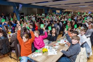 Bei der 37. Jugendsportlerehrung der Sportjugend im Stadtsportbund wurden 207 erfolgreiche Sportlerinnen und Sportler ausgezeichnet. Die gesamte Stadtwerke-Bochum-Lounge färbte sich grün als sichtbares Zeichen der Sportjugend für die Bewerbung Olympia Rhein-Ruhr. Foto: Sportjugend Bochum
