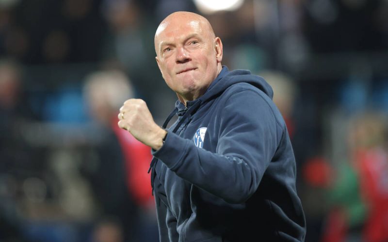 Uwe Rösler als Cheftrainer des VfL Bochum mit geballter Siegerfaust. Foto: firo sportfotos