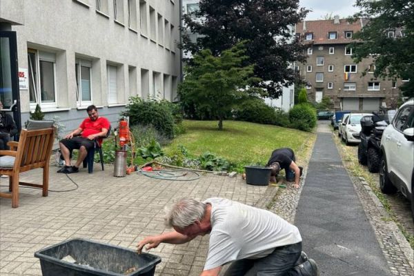Das Fundament für das Sonnensegel wurde gelegt. Foto: Caritas Ruhr-Mitte