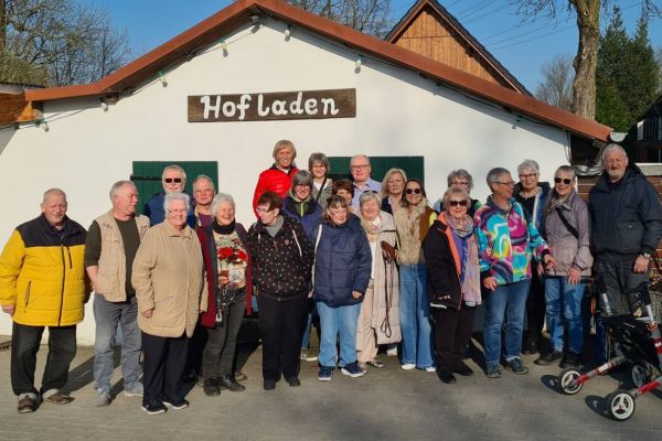 Nicht nur Kaffee anne Bude: Der Gerther Treff e.V. hat sich zum Frühstücken (und Kaffeetrinken) auf dem Hof Menke in Castrop getroffen. Foto: Helmut Kimmich, Gerther Treff e.V.