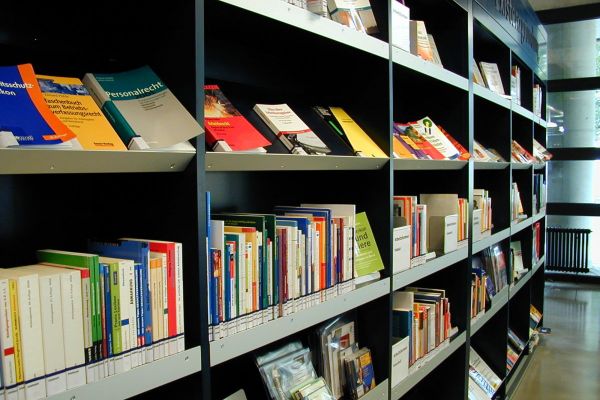 Zentralbibliothek und Zweigbüchereien öffnen wieder