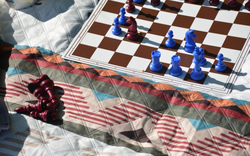 Der „Bad at Chess Club“ in Bochum bietet niederschwelliges Schachtraining und offenes Schachspiel mit elektronischer Musik an. Foto: Arpi Grigoryan