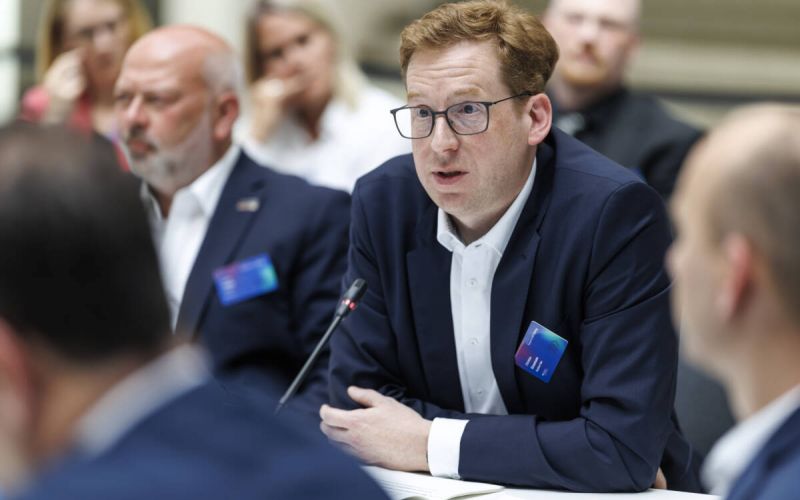 Geschäftsführer Christian Graumann und Patrick Helmes, ebenfalls Geschäftsführer der GLASFASER RUHR und Präsident des Bundesverbandes Glasfaseranschluss (BUGLAS), bei ihrem Besuch im Bundesdigitalministerium in Berlin. Foto: Glasfaser Ruhr