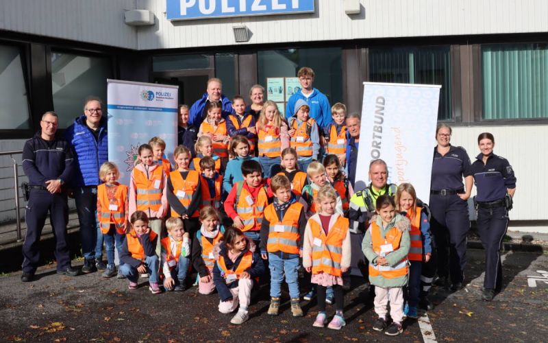 Die Mädchen und Jungen fanden die Polizeiwache West ausgesprochen spannend. Foto: Sportjugend im Stadtsportbund