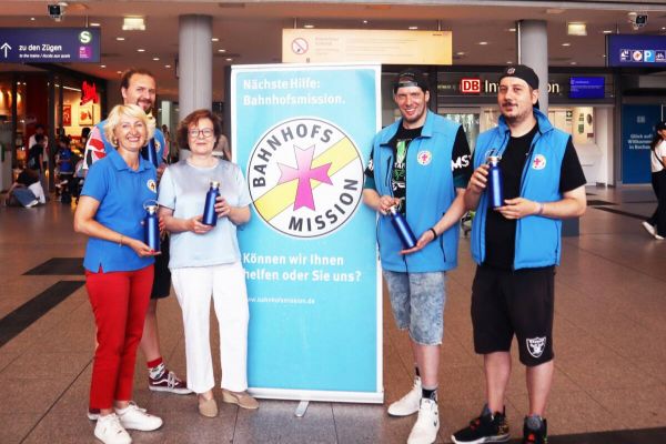 Daria Sengüner, Roman Tetzlacht und Barbara Menke mit zwei der Ehrenamtlichen der Bochumer Bahnhofsmission (v.l.n.r.). Foto: Caritas Ruhr-Mitte