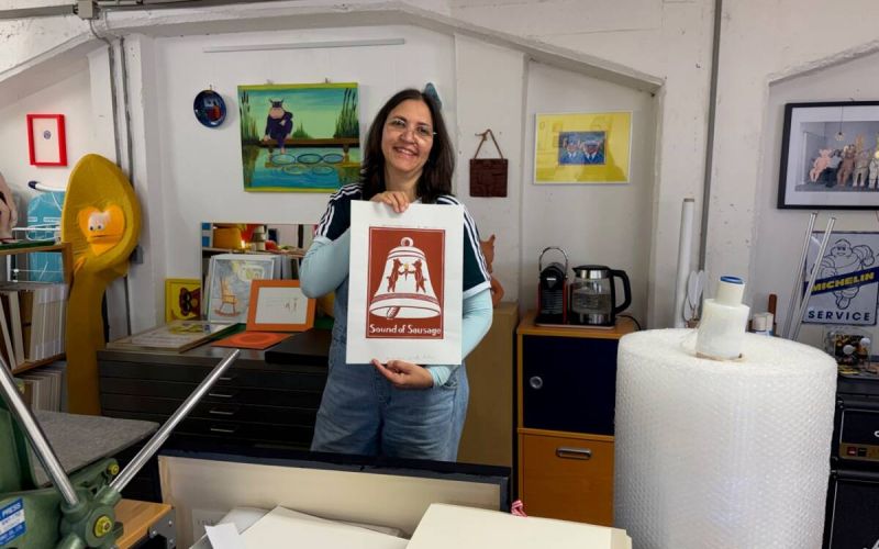Die Künstlerin Kirsten Mikus nutzt die Currywurst als Symbol für Handwerk, für Alltag, für Gemeinschaft. Sie arbeitet mit Holzschnitten. Fotos: Kira Kosthorst