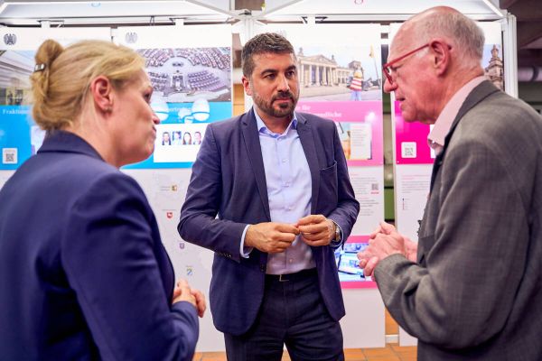 Oberbürgermeister Jörg Lukat eröffnete gemeinsam mit Norbert Lammert (Bundestagspräsident a. D.) und dem Bundestagsabgeordneten Serdar Yüksel die Wanderausstellung des Deutschen Bundestags in der Volkshochschule Bochum. Die Ausstellung informiert über Aufgaben, Arbeitsweise und Geschichte des Parlaments. Foto: Dennis Yenmez / Stadt Bochum